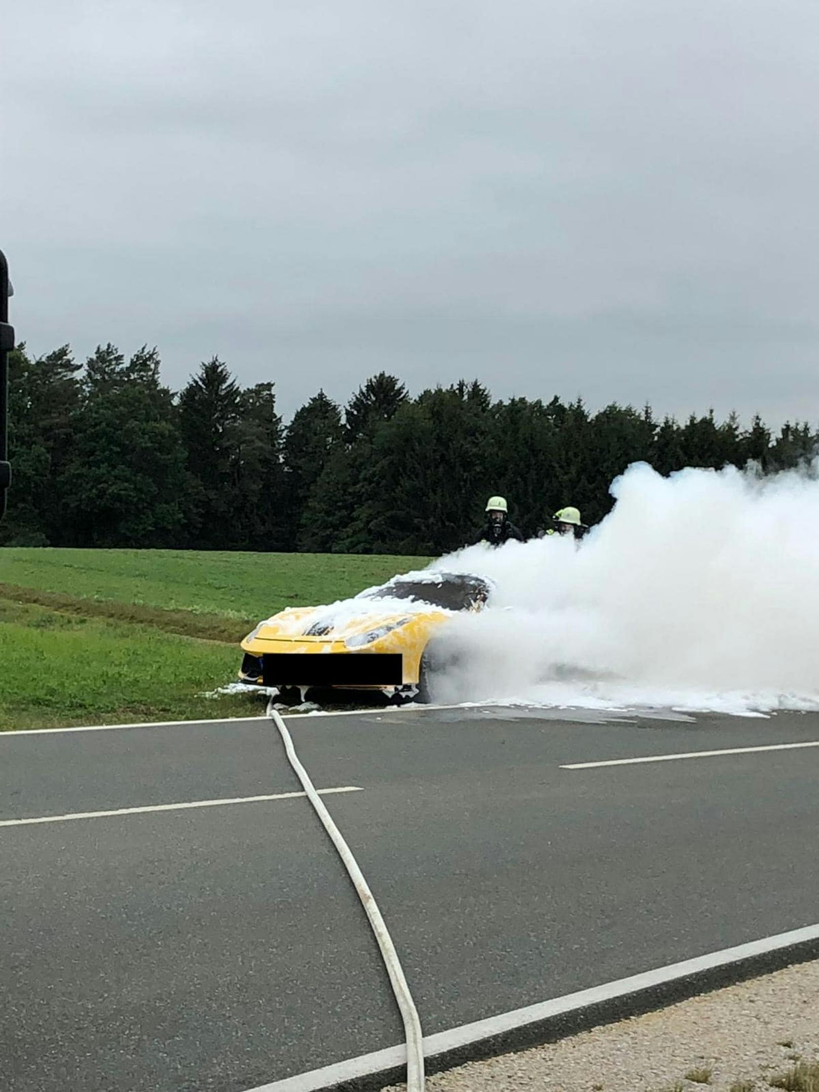 Der Ferrari 488 Pista fing während der Fahrt plötzlich Feuer.