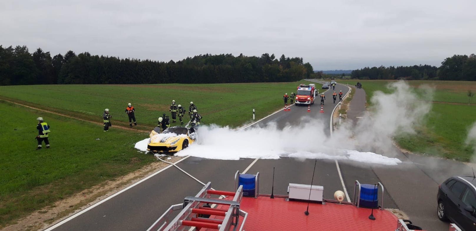 Der Ferrari 488 Pista fing während der Fahrt plötzlich Feuer.