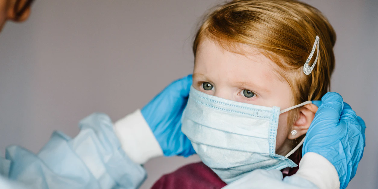 Meldungen, Schutzmasken wären für den Tod von Kindern verantwortlich, sind erfunden.