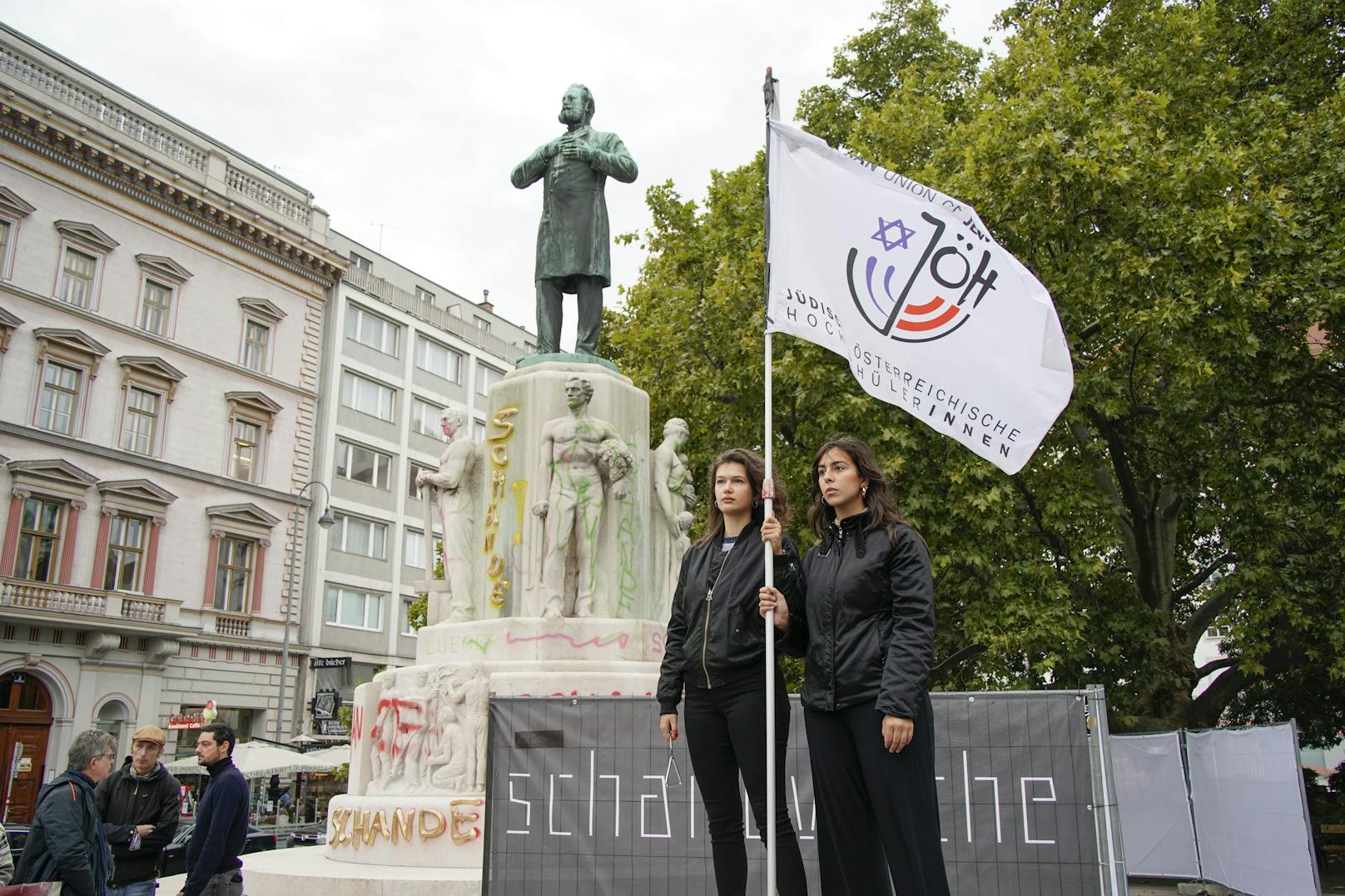 Jüdische HochschülerInnen und andere Organisationen halten eine Schandwache am Lueger-Denkmal.