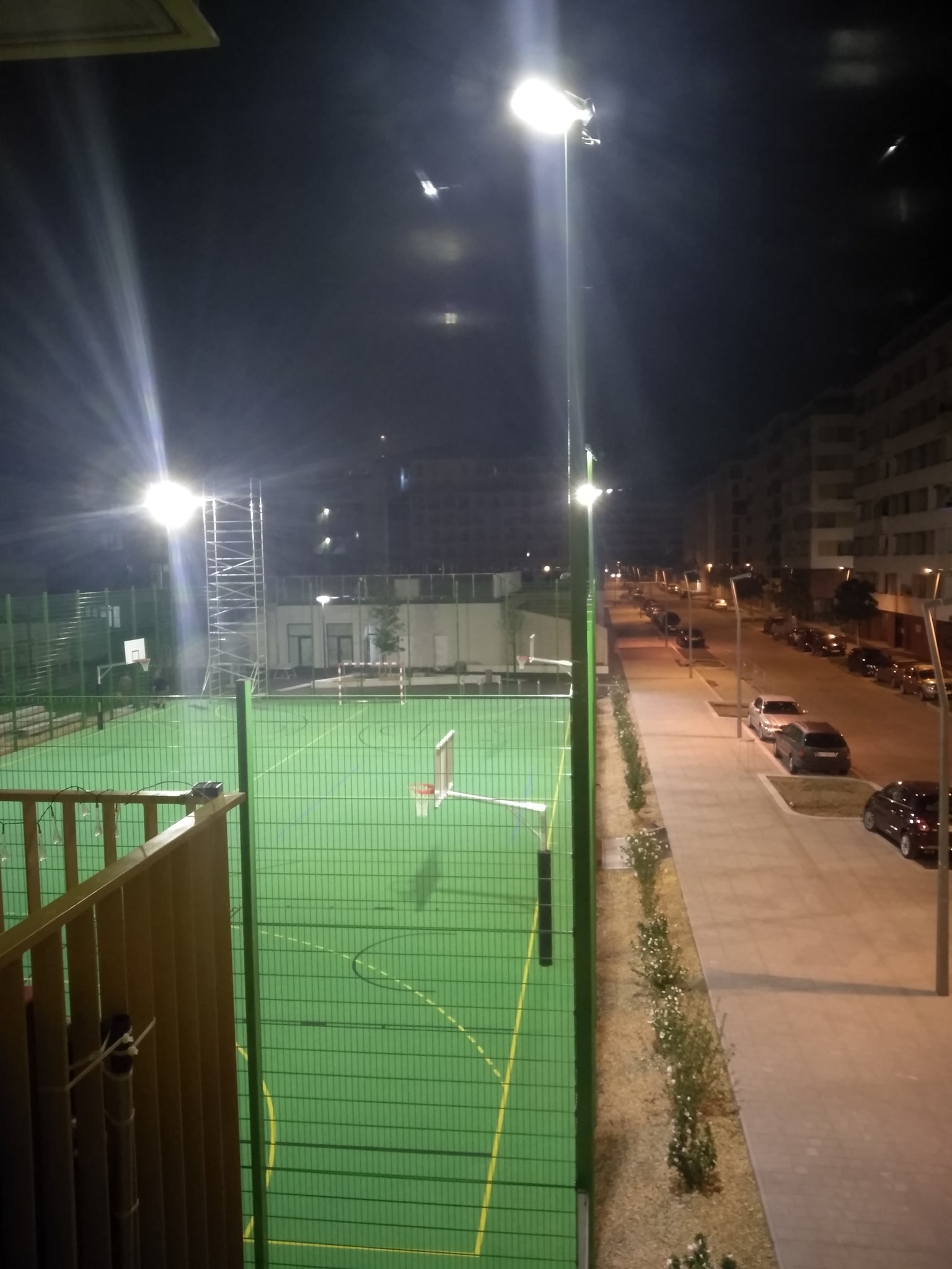 Die Anrainer fordern nun schalldämpfende Maßnahmen für die Gitter und bis dahin eine sofortige Schließung der Anlage.