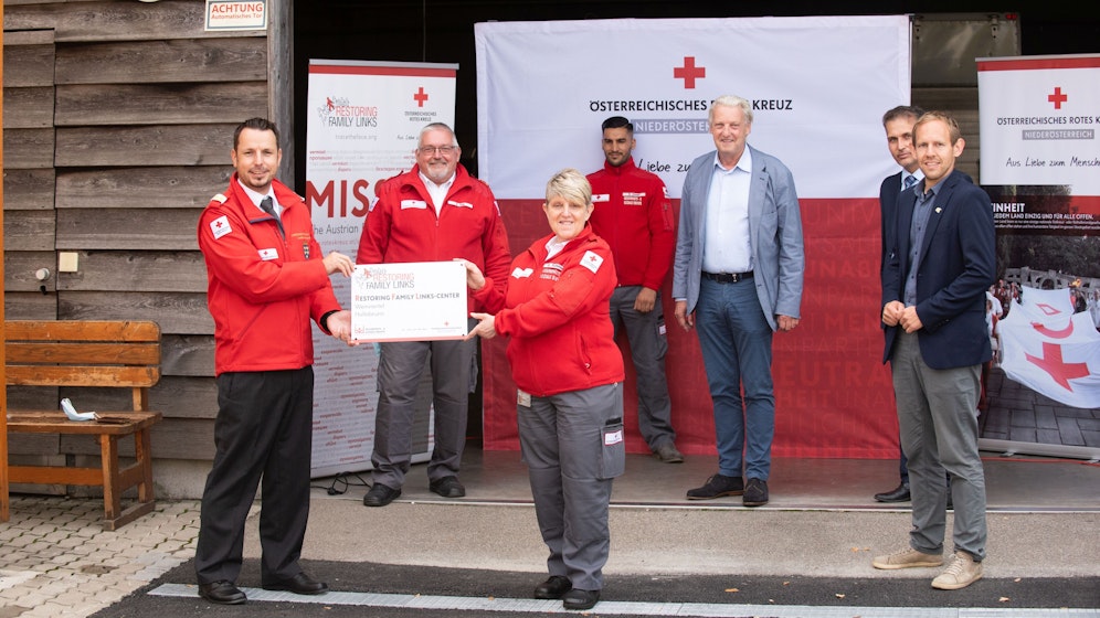 Stv. Landesdirektor Gesundheits- und Soziale Dienste Hannes Buxbaum, Rotes Kreuz NÖ, Günter Sidy, Rotes Kreuz Hollabrunn, Gabriele Schönauer, Rotes Kreuz Hollabrunn, Shafiullah Anwari, Rotes Kreuz NÖ, Bürgermeister Alfred Babinsky, Ali Baqeri und Landtagsabgeordneter Georg Ecker