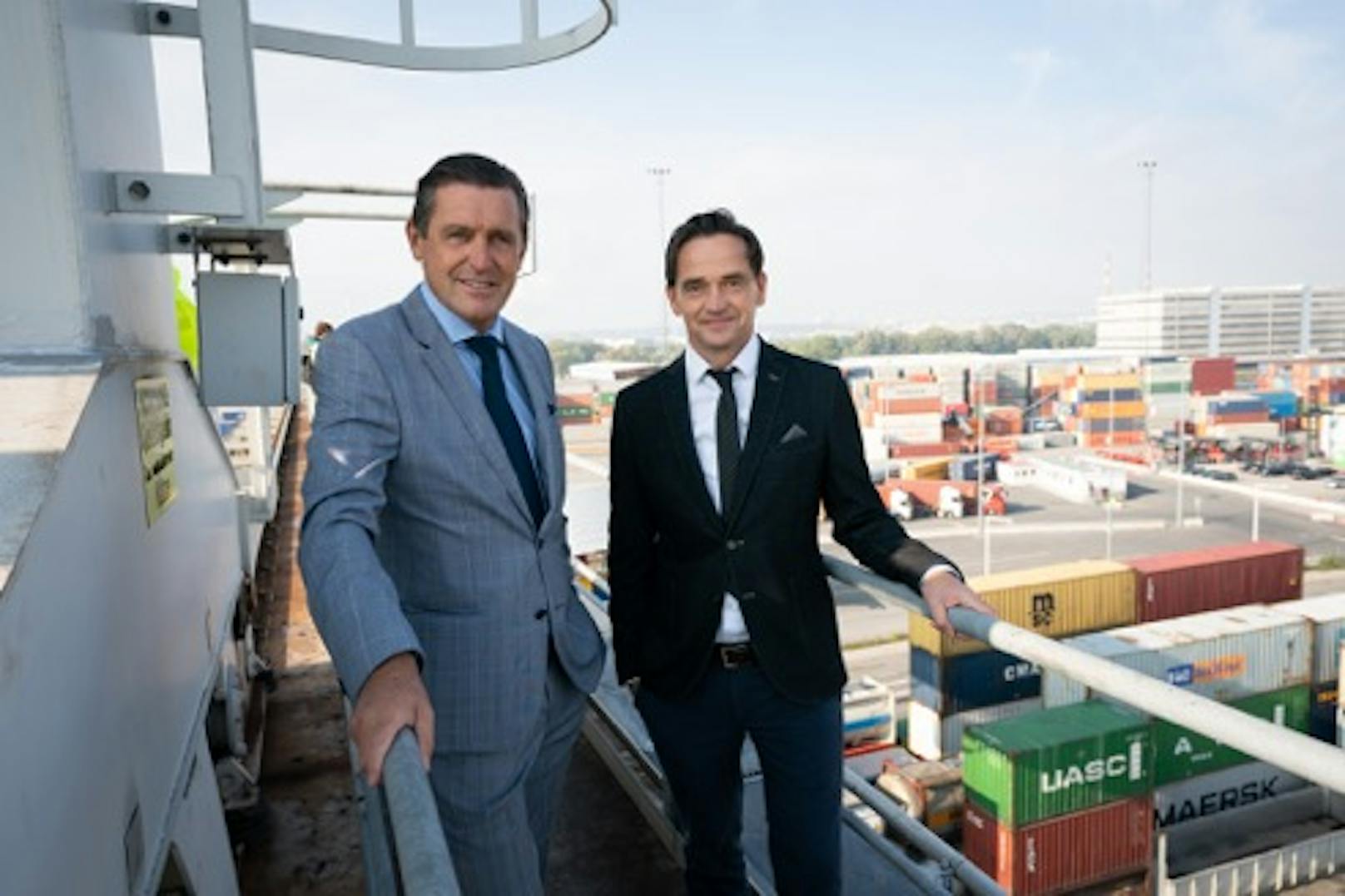 Wirtschaftsstadtrat Peter Hanke und Wien Holding-Geschäftsführer Kurt Gollowitzer im Hafen Wien