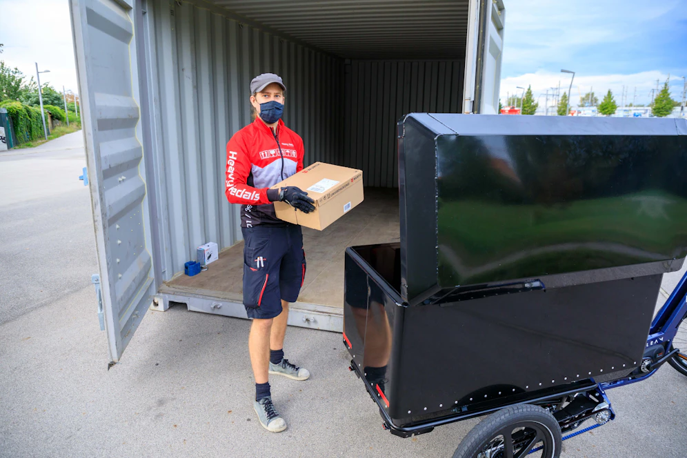  Ein Fahrer der Firma Heavy Pedals sortiert die Pakete und startet mit seinem Lastenrad.