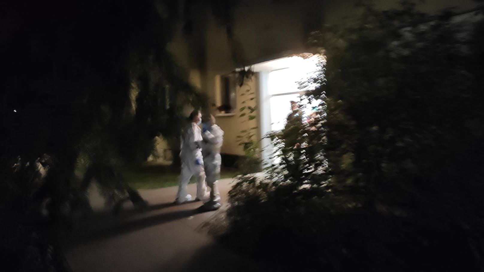 Mord-Alarm in der Pierre-Albin-Hansson-Siedlung in Favoriten: Eine Frau und ein Mann wurden tot aufgefunden. Die Polizei ermittelt.