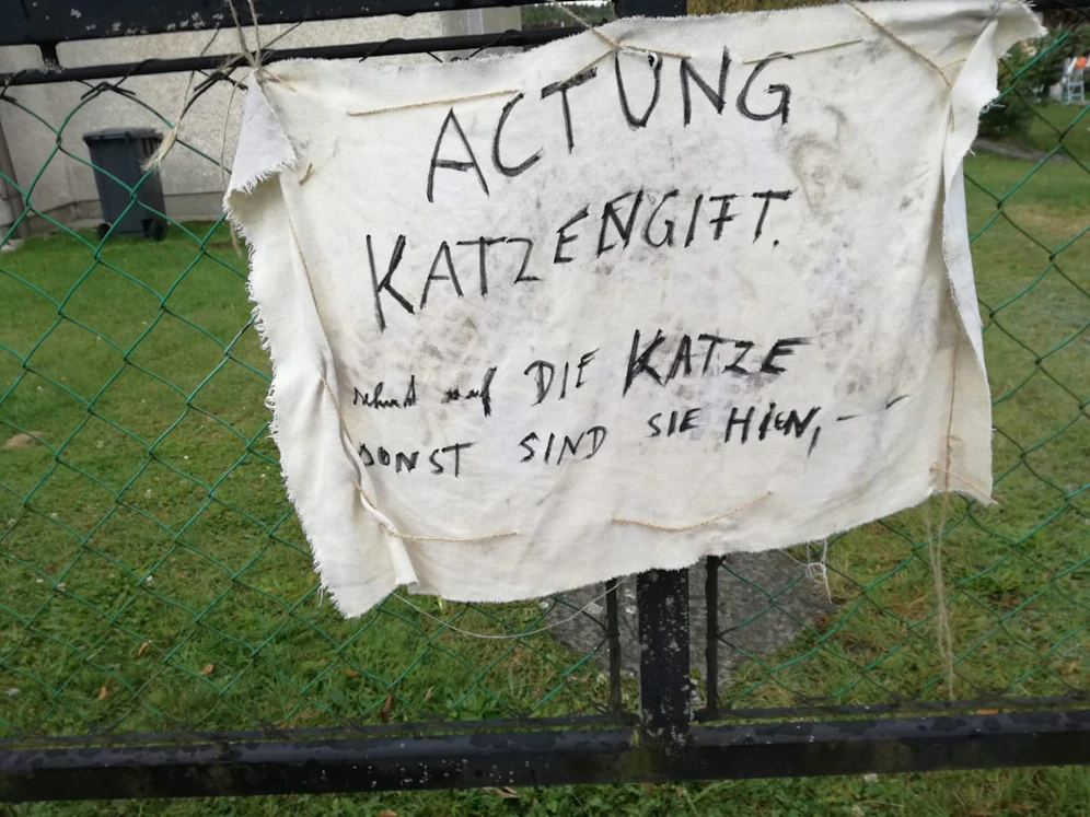 Diese Warnung wegen verstreutem Katzengift sorgt für Aufregung.