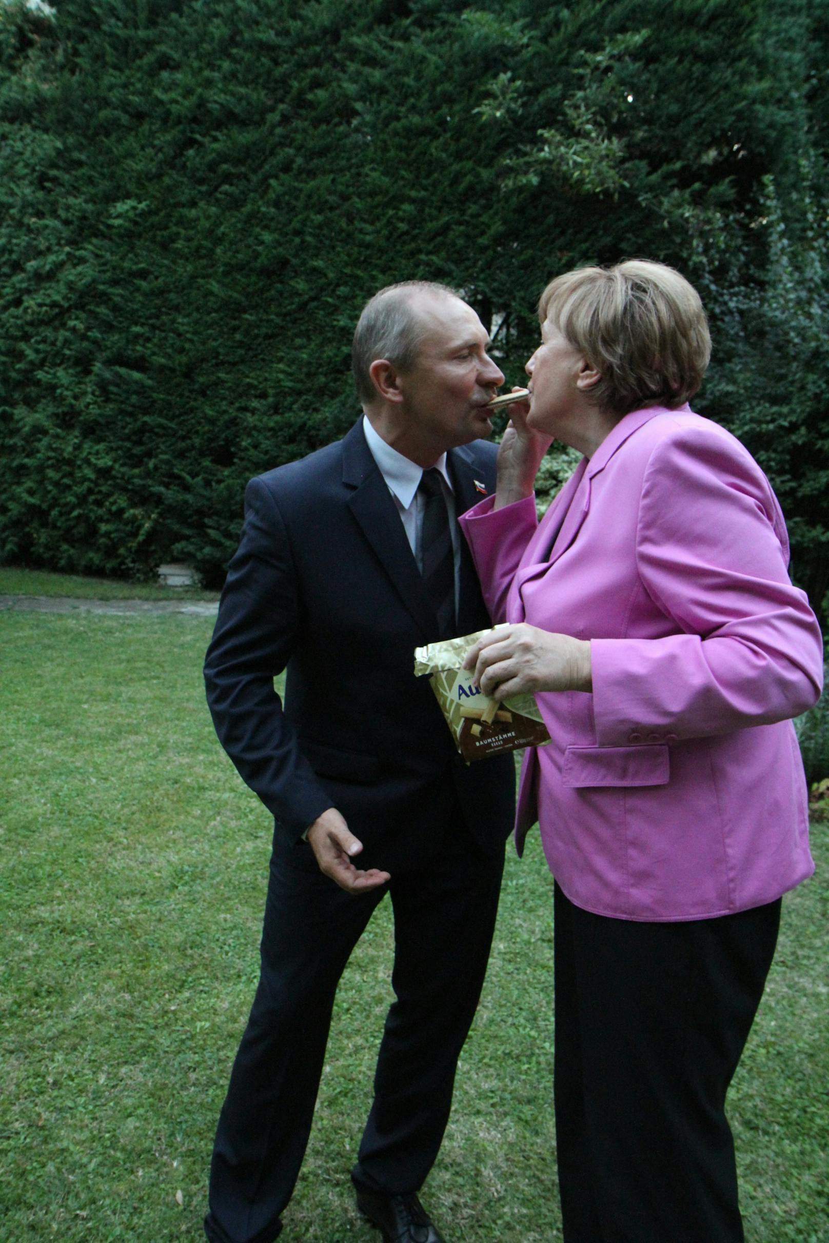 Putin und Merkel lassen es sich auch schmecken.