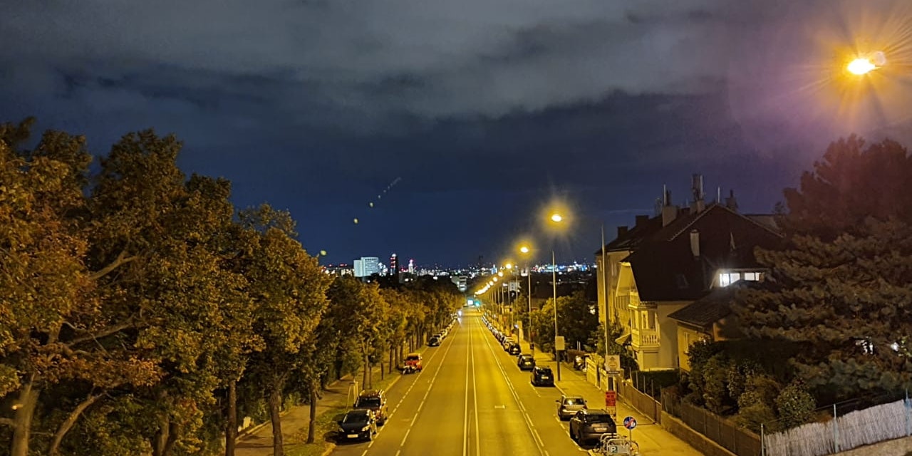 Wieder sichtet Wiener seltsame Lichter über der Stadt - Leser | heute.at