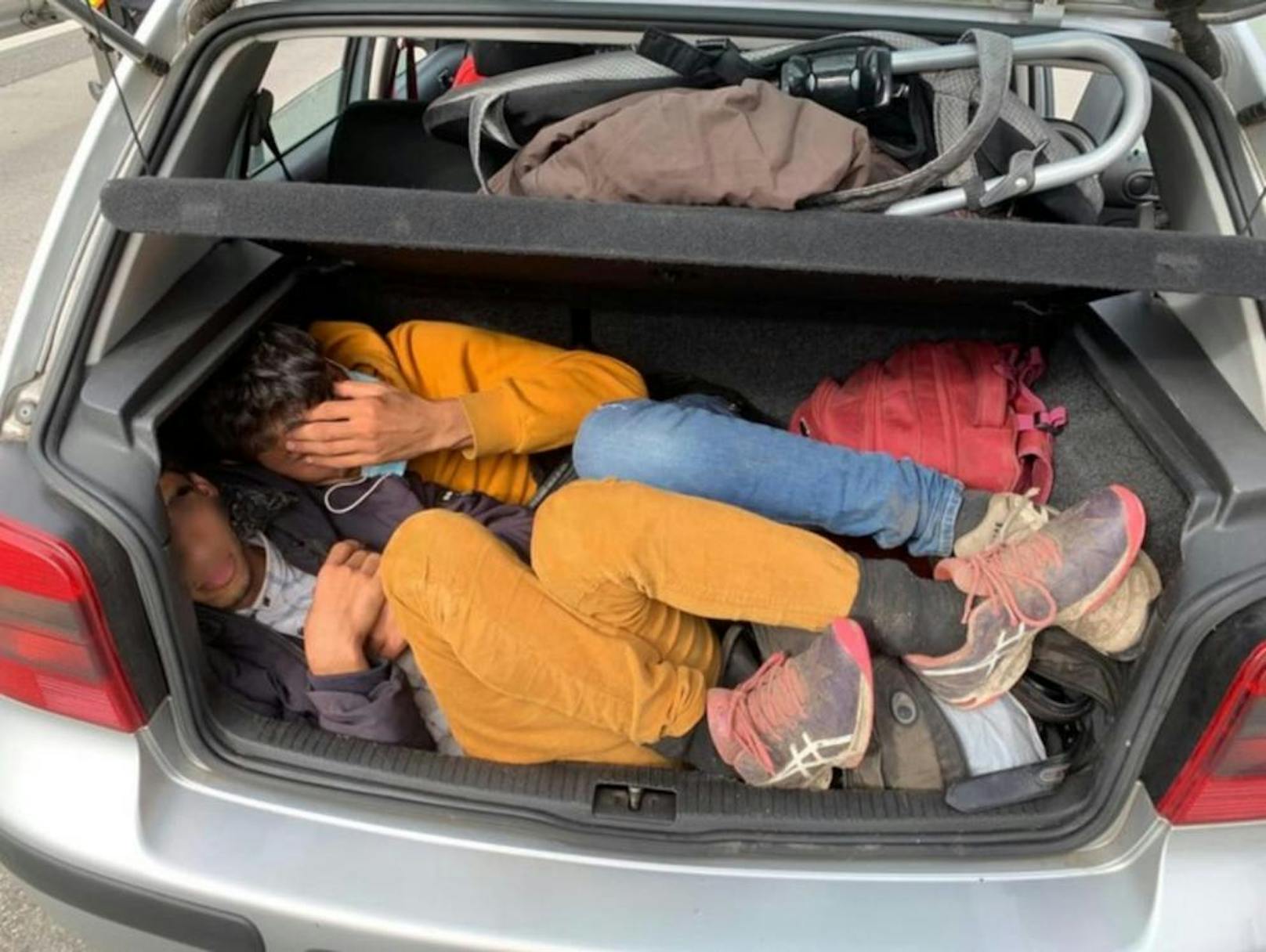 Zu elft im VW Golf, hier im Kofferraum versteckten sich zwei junge Afghanen