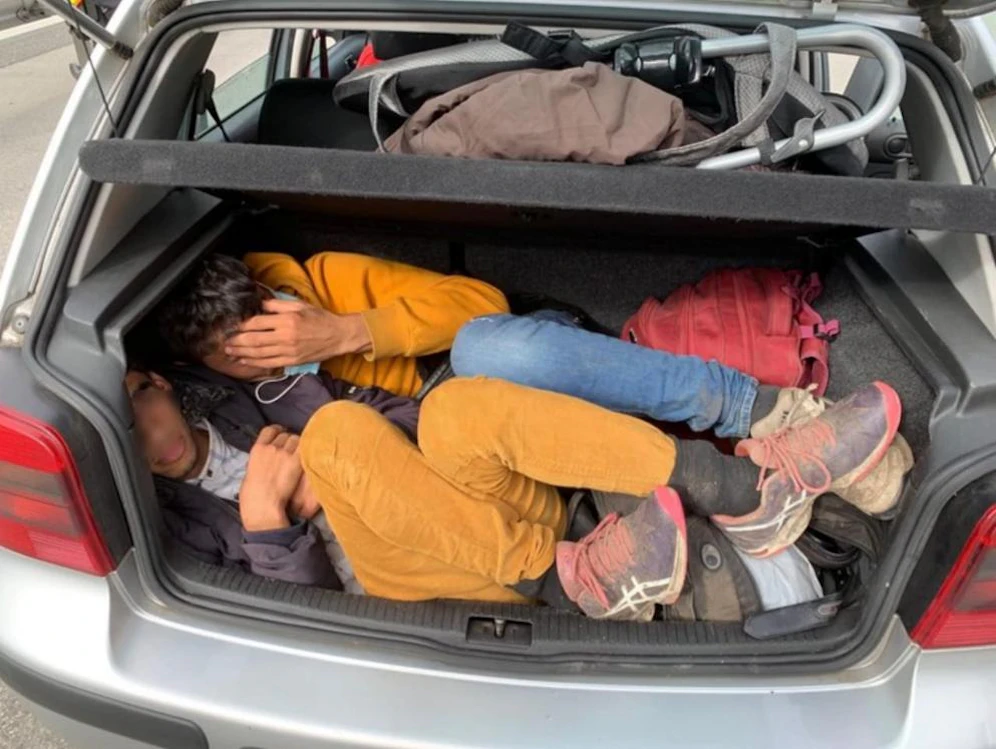 Zu elft im VW Golf, hier im Kofferraum versteckten sich zwei junge Afghanen