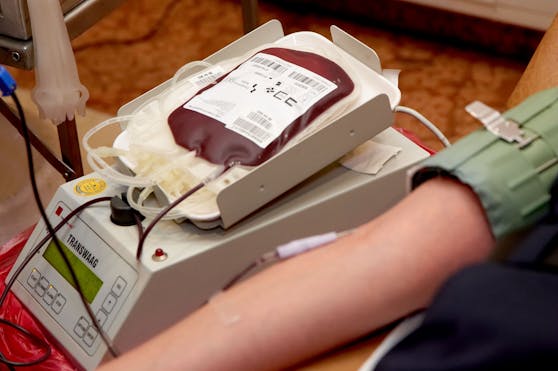 Blut spenden soll auch für schwule und bisexuelle Männer möglich werden.