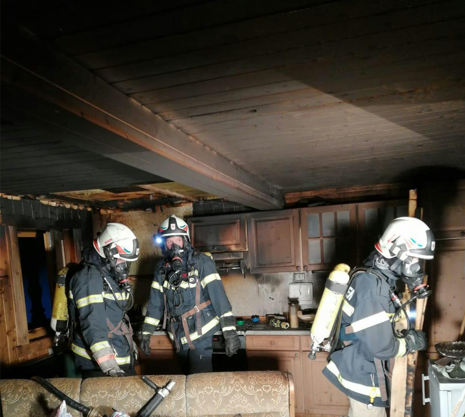 Die Bewohner versuchten noch, das Feuer zu löschen, was ihnen jedoch nicht gelang. Sie alarmierten per Notruf die Einsatzkräfte.