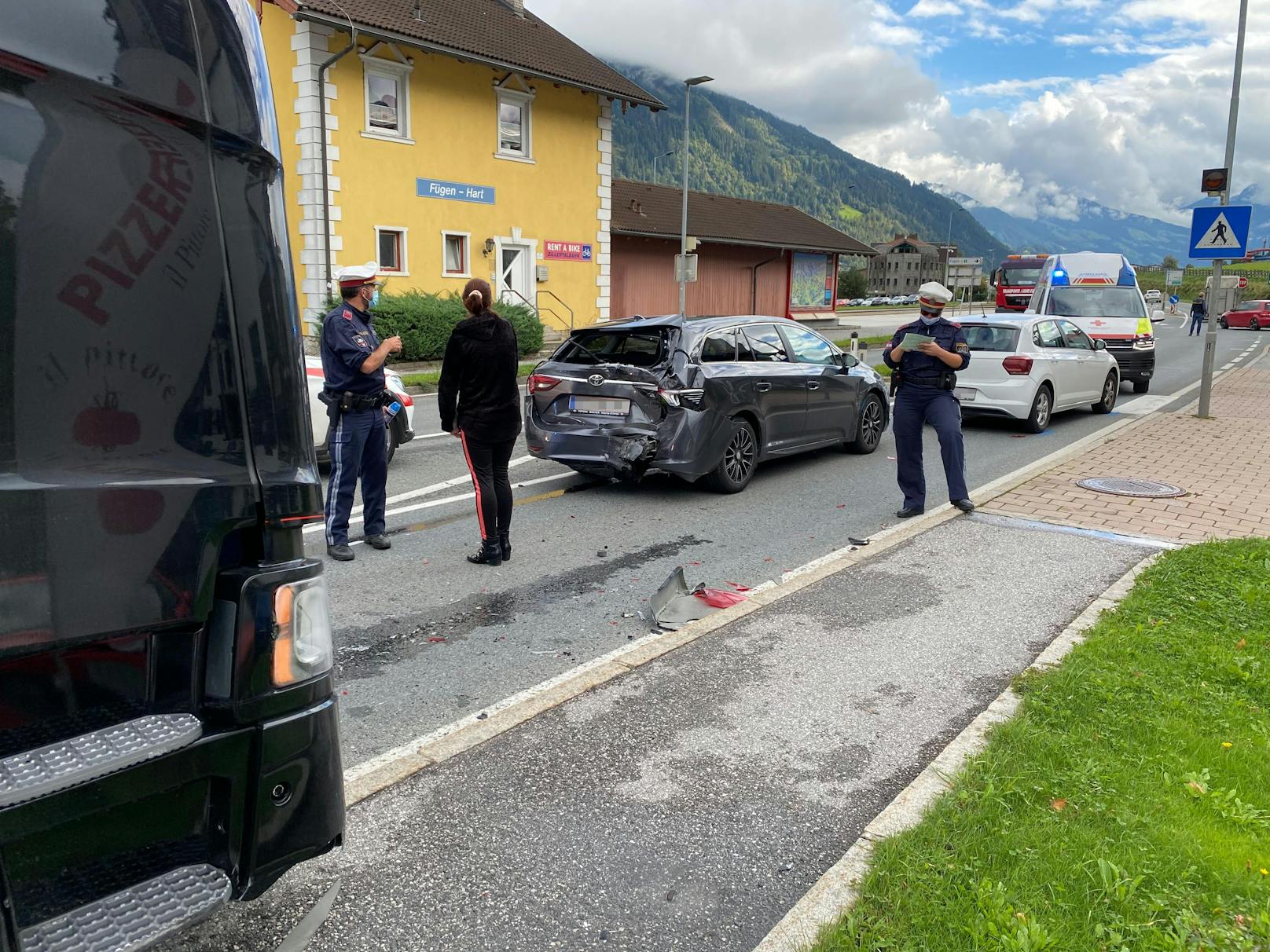 Am Montag (5.10.2020) kurz vor 15 Uhr lenkte ein 50-jähriger Deutscher ein Sattelkraftfahrzeug auf der Zillertal Bundesstraße im Gemeindegebiet von Fügen in südliche Richtung.
