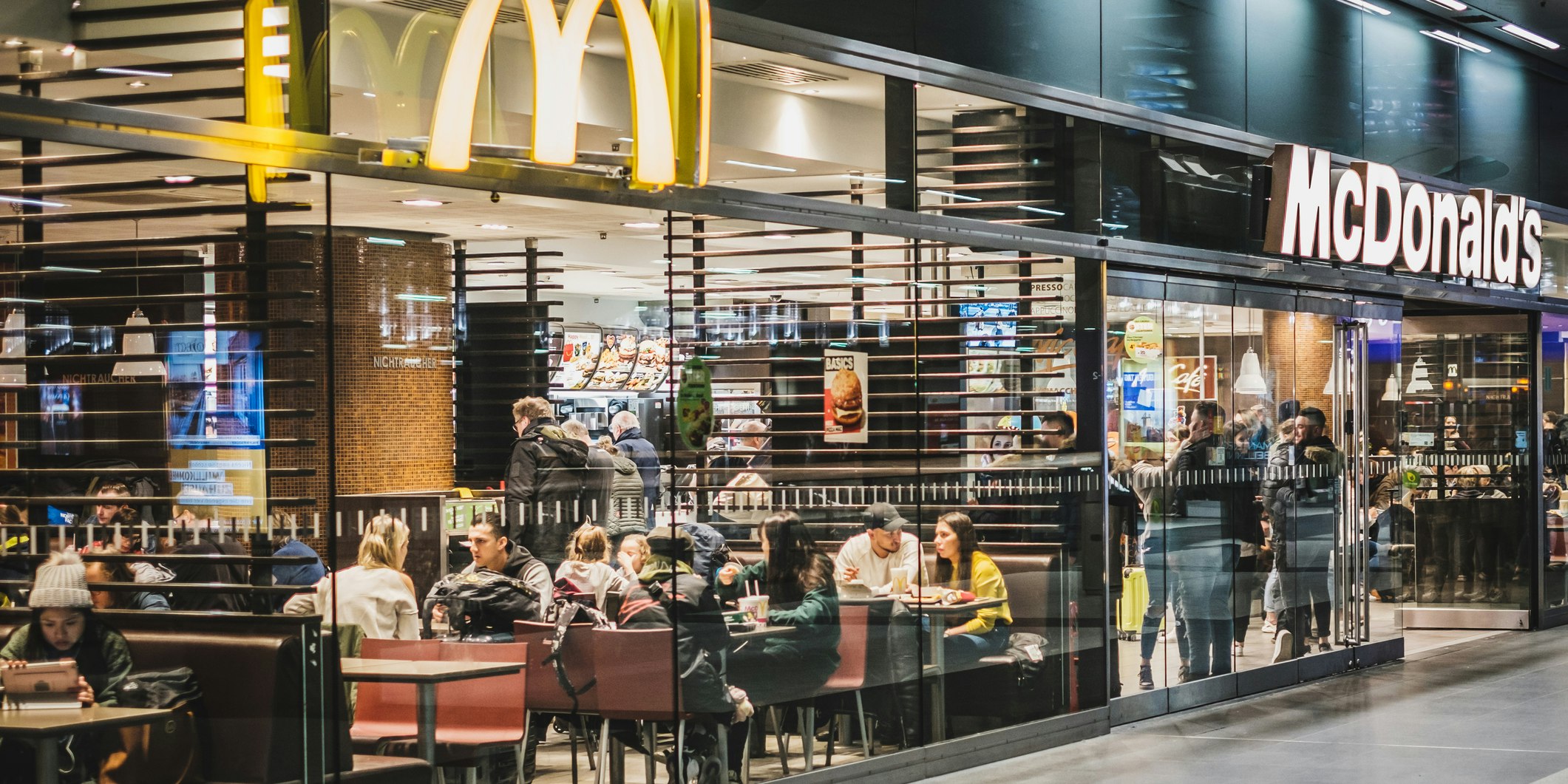 Wer sich zwei Minuten vor Ladenschluss beim Mäci einfindet, könnte mit einem etwas unförmigen Burger begrüßt werden.