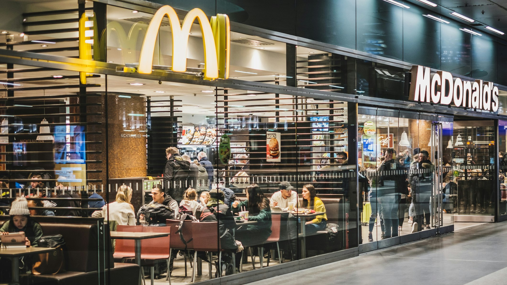 Wer sich zwei Minuten vor Ladenschluss beim Mäci einfindet, könnte mit einem etwas unförmigen Burger begrüßt werden.