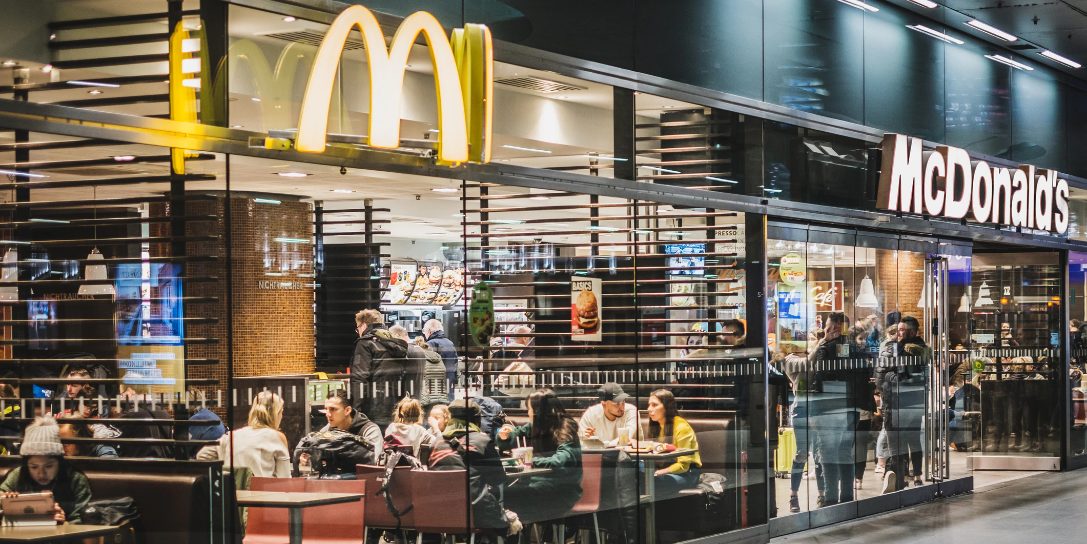 Wer sich zwei Minuten vor Ladenschluss beim Mäci einfindet, könnte mit einem etwas unförmigen Burger begrüßt werden.