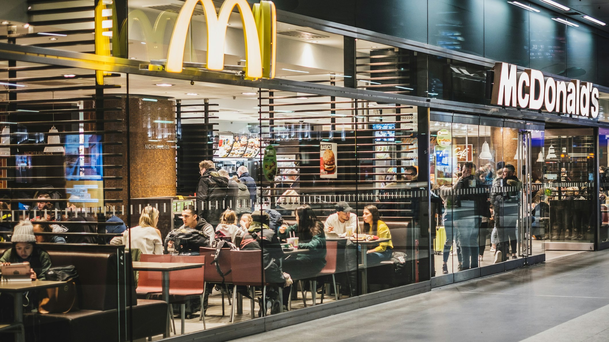 Wer sich zwei Minuten vor Ladenschluss beim Mäci einfindet, könnte mit einem etwas unförmigen Burger begrüßt werden.