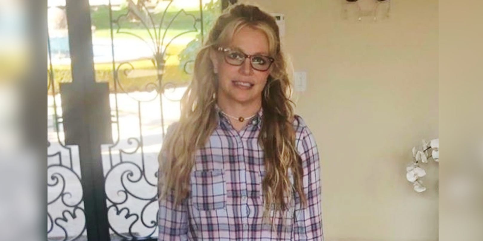 Britney Spears zeigt sich auf Instagram im Flannelhemd und mit Brille.