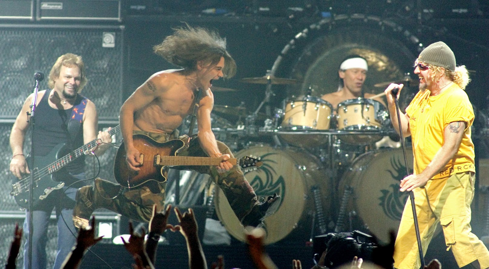 Die Mitglieder der Rockband Van Halen, (v.l.n.r.) Michael Anthonie, Eddie Van Halen, Alex Van Halen und Sänger Sammy Hagar, bei einem Auftritt im Mandalay Bay Event Center, Las Vegas 2004
