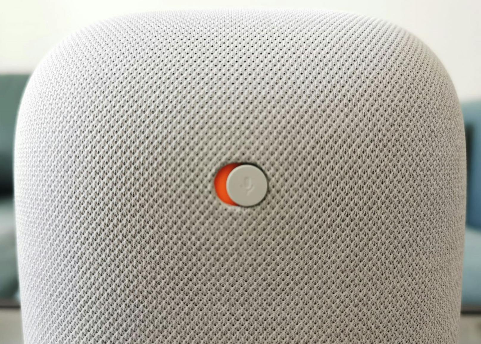 Auf der Rückseite wird das integrierte Mikrofon per Schieberegler deaktiviert, wenn Google nicht mitlauschen soll. An der Vorderseite färben sich die vier weißen Lichter in diesem Fall orange.