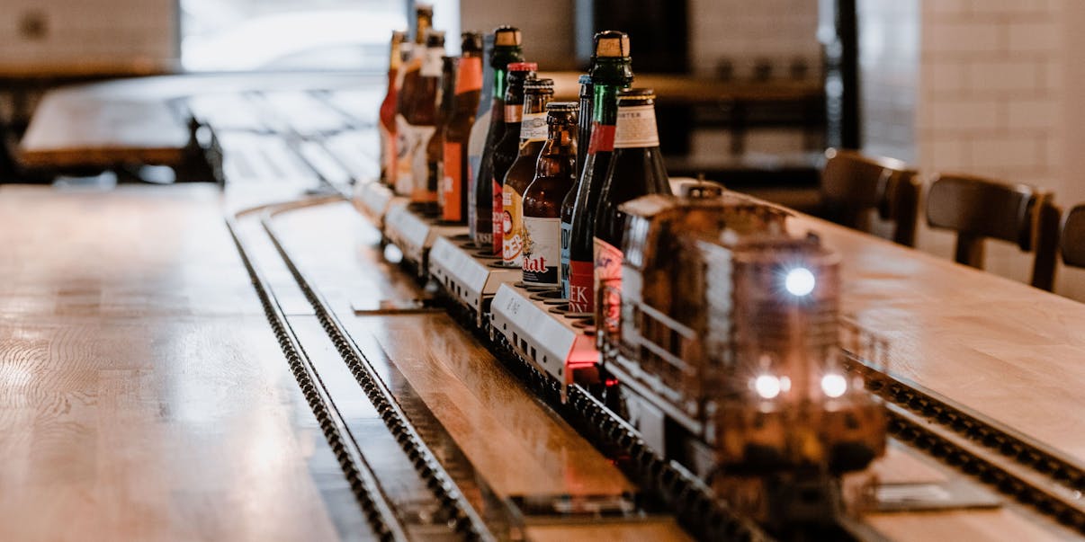 Wiener Lokal serviert Essen und Drinks mit Eisenbahn Heute.at