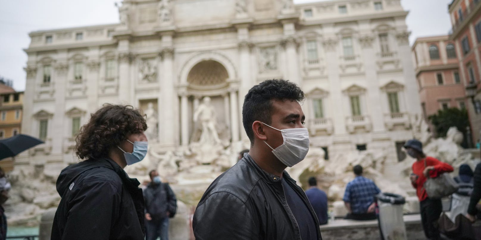 Italien setzt ab sofort auf die Maskenpflicht (auch) im Freien.