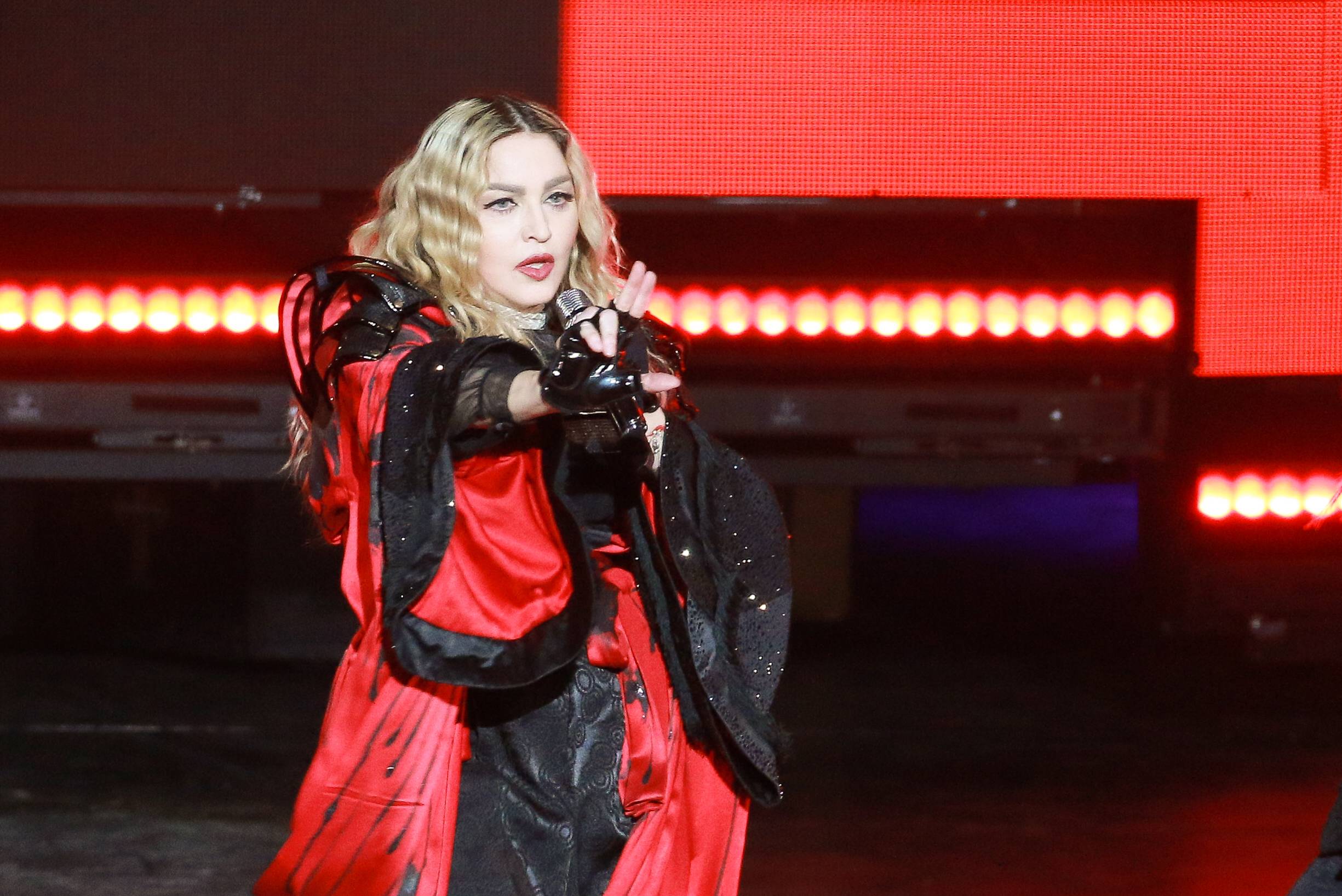 Pop-Ikone <strong>Madonna</strong> tankt nach ihrer Hüft-OP neue Kraft und zeigt auf Instagram stolz ihre Narben.<br>