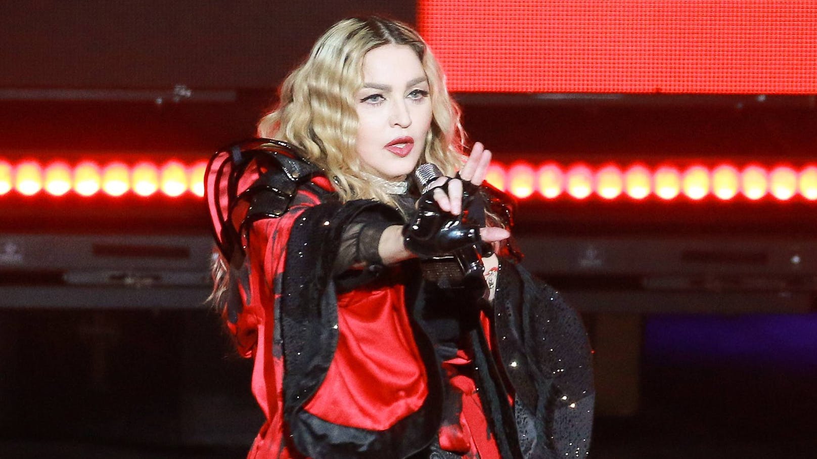 Pop-Ikone <strong>Madonna</strong> tankt nach ihrer Hüft-OP neue Kraft und zeigt auf Instagram stolz ihre Narben.<br>