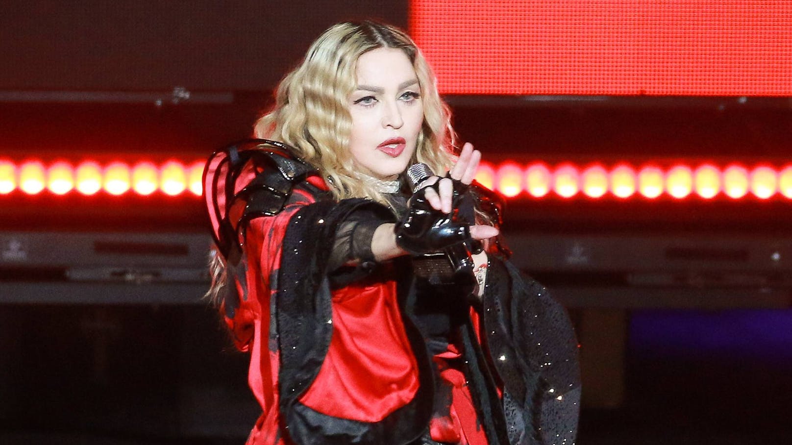 Ein Promi-Todesfall sorgt für Verwirrung: Statt Fußball-Legende Maradona ließen australische Twitter-User zu Unrecht Pop-Star <strong>Madonna</strong> sterben.<br>