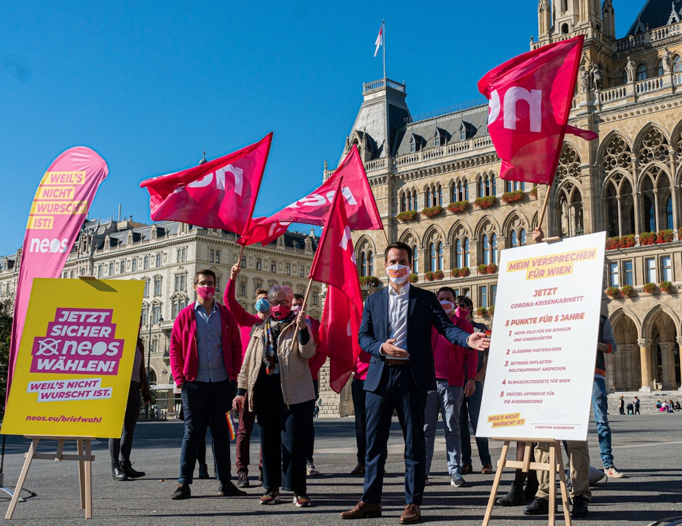 Die Wiener Neos stellen fünf Bedingungen für eine (theoretisch) mögliche Regierungsbeteiligung. Daneben will Spitzenkandidat Christoph Wiederkehr (Mitte) auch ein transparentes Corona-Krisenkabinett installieren.