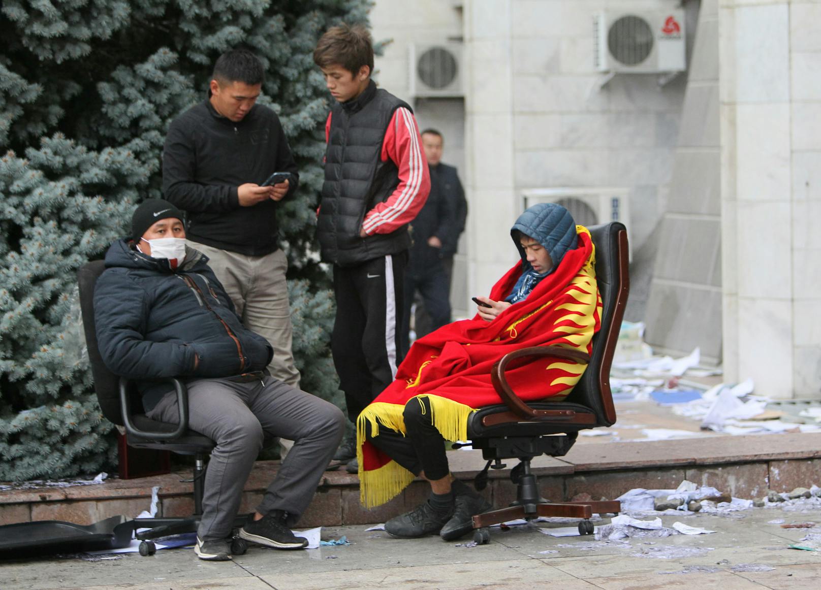 Kirgisische Medien berichteten, dass Demonstranten mehrere öffentliche Gebäude besetzt hätten, darunter den Regierungssitz und das Bürgermeisteramt in Bischkek.