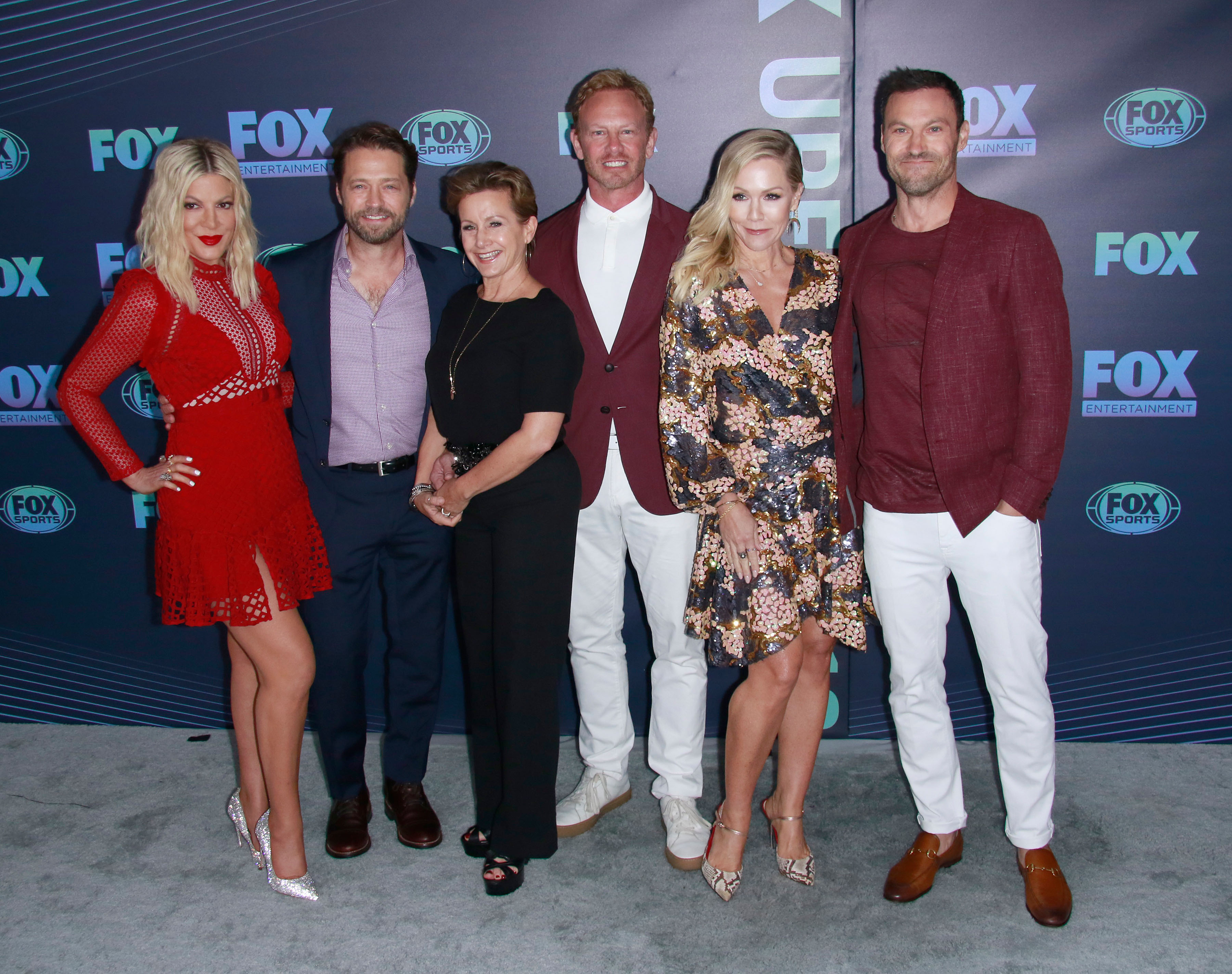 Nach dem "Beverly Hills 90210"-Finale konnten weder die Macher, noch die Schauspieler an den Erfolg anknüpfen. Auch ein Reboot-Versuch mit (v.li.) <strong>Tori Spelling</strong>, <strong>Jason Priestley</strong>, <strong>Gabrielle Carteris</strong>, <strong>Ian Ziering</strong>, <strong>Jennie Garth</strong> und <strong>Brian Austin Green </strong>scheiterte.