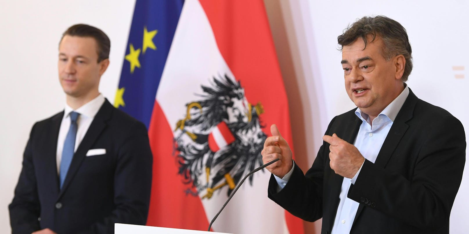 Finanzminister Gernot Blümel (links) und Vizekanzler Werner Kogler kündigen eine Verlängerung des Härtefallfonds um sechs Monate an.