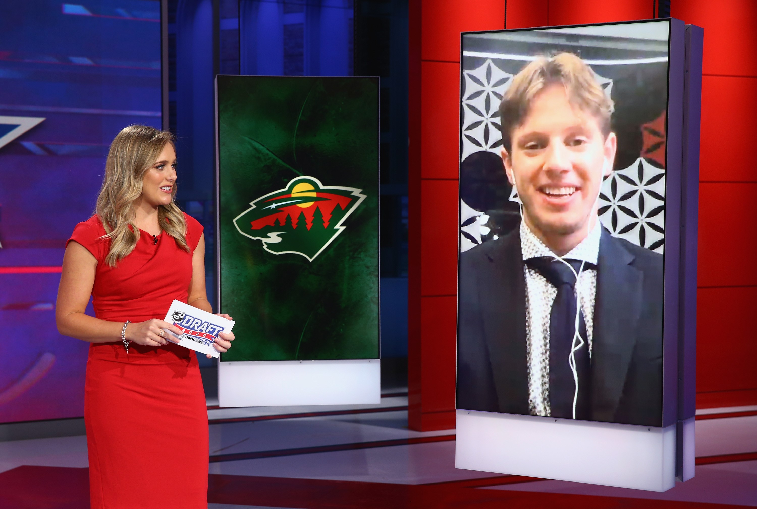 Marco Rossi wurde von den Minnesota Wild gepickt, wurde dann von der NHL live zugeschalten.