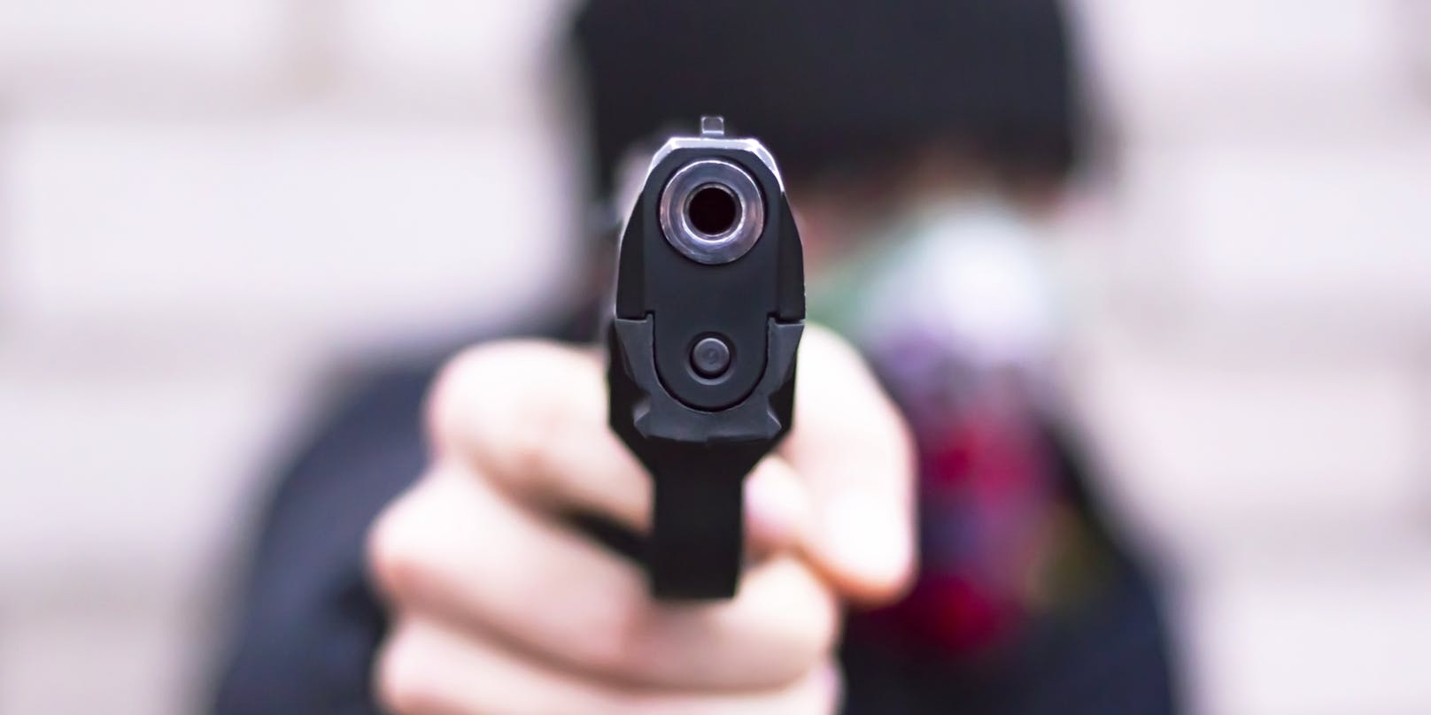 Ein Mann bedrohte drei Jugendliche mit einer Pistole. (Symbolbild)