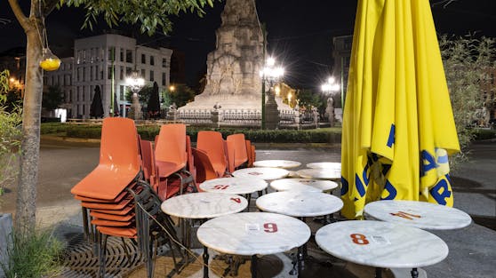 In Brüssel müssen Bars und Cafés wegen der Corona-Pandemie für einen Monat dicht machen.