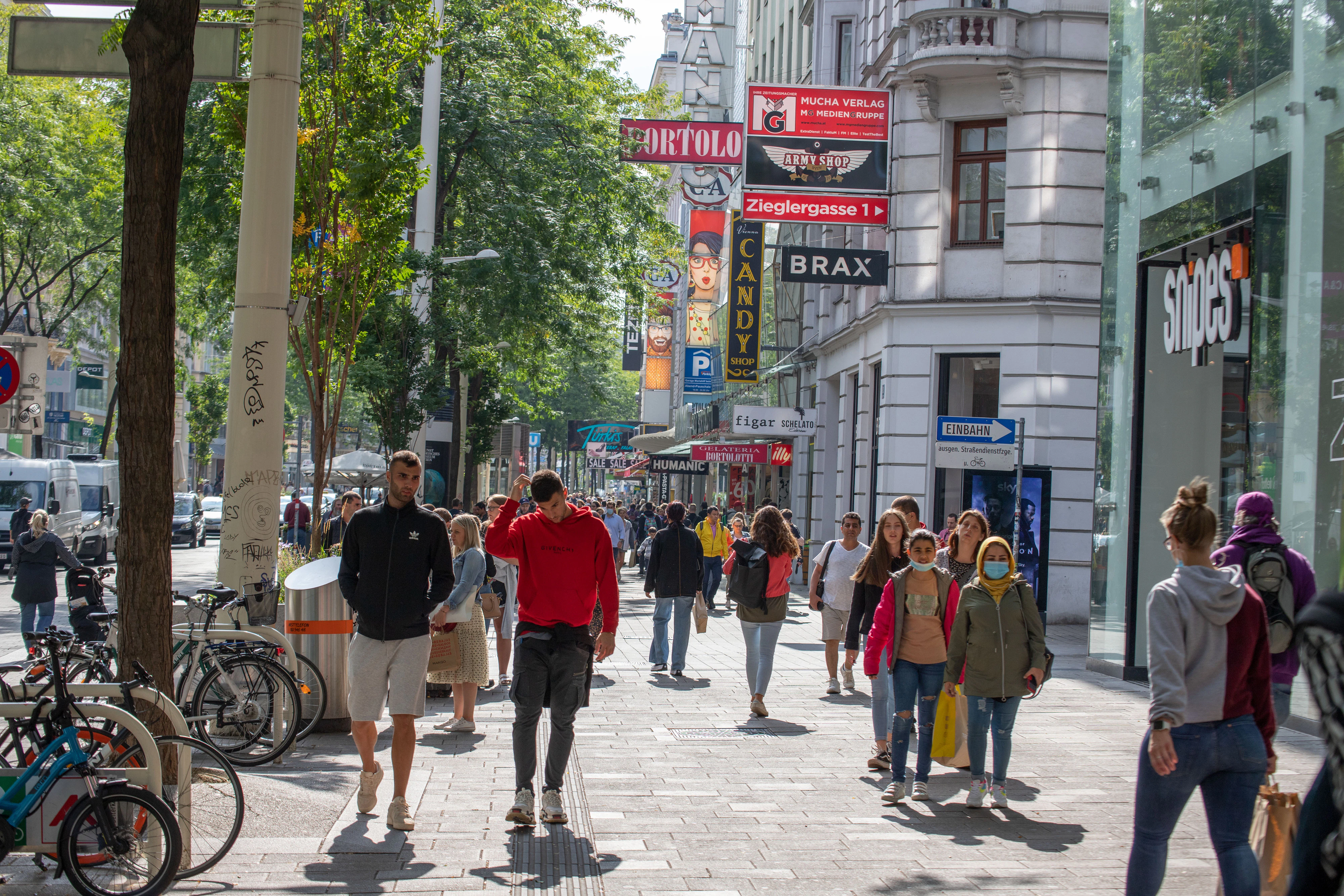  Fußgänger auf der Wiener Mariahilfer Straße.