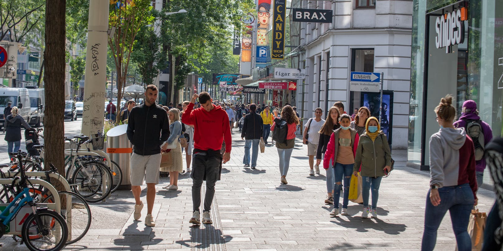  Fußgänger auf der Wiener Mariahilfer Straße.