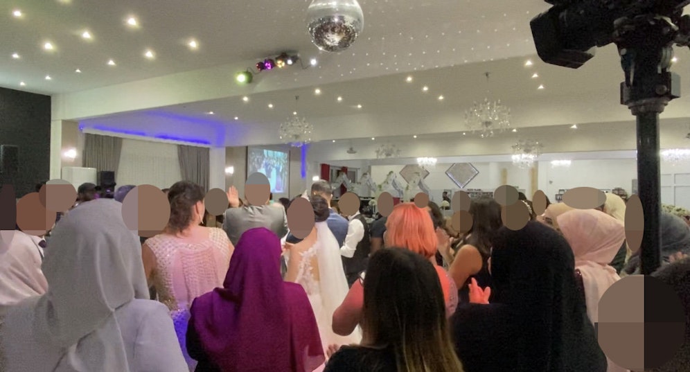 Die Riesenhochzeit wird zum Corona-Supergau! Mindestens 48 der 350 Partygäste haben sich mit Covid-19 infiziert.