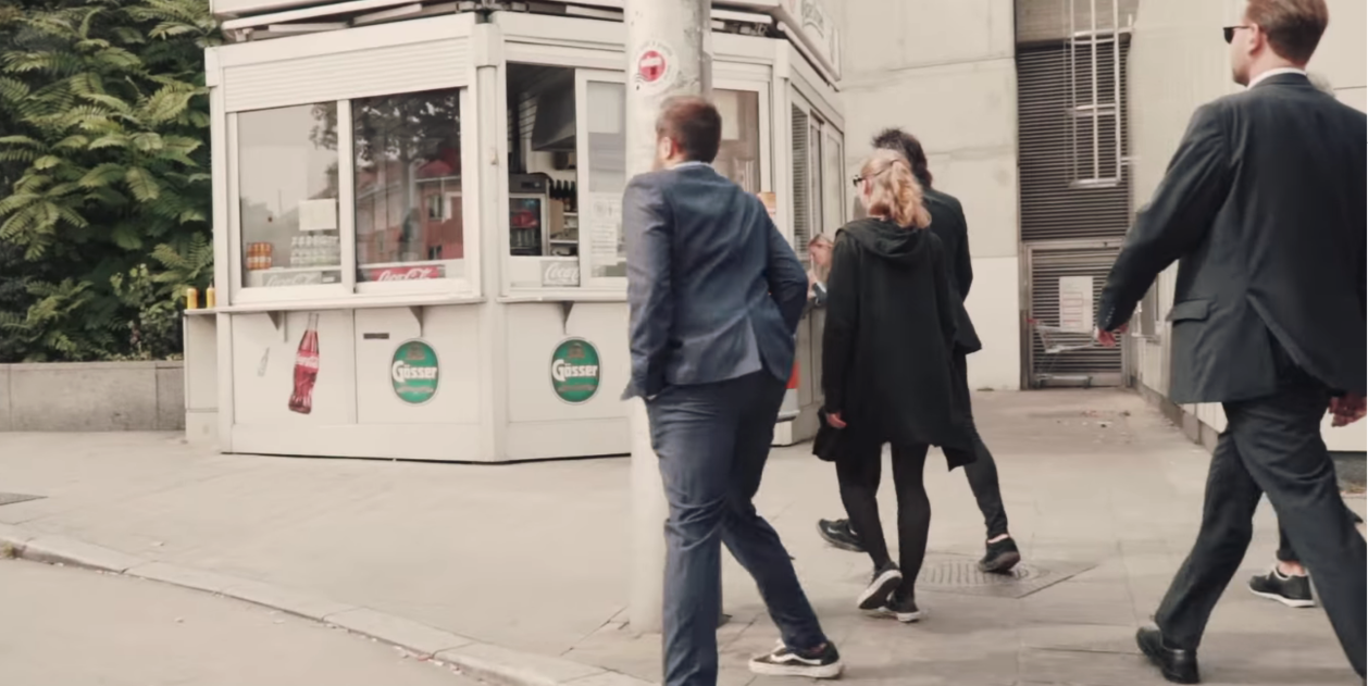 "Strache" läuft gegen einen Laternenmast.