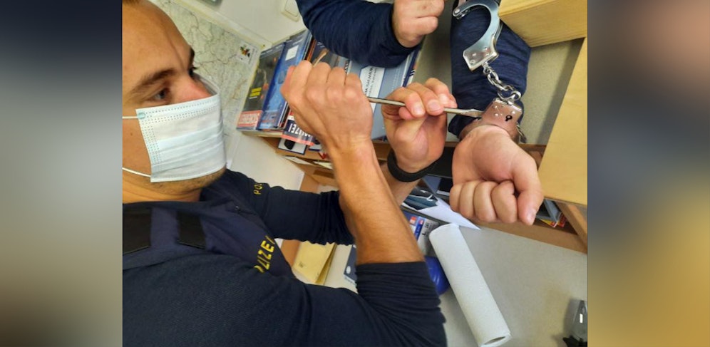 Die Beamten befreiten den Mann mit einem Schraubenzieher von seinen Fesseln.