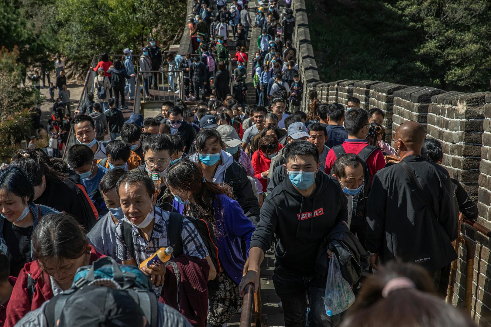 Millionen Touristen strömten auf die Chinesische Mauer, als gäbe es kein Corona.