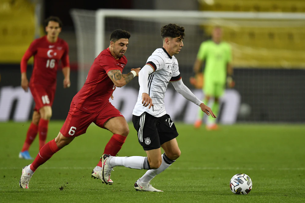 Kai Havertz im Laufduell gegen Ozan Tufan. 