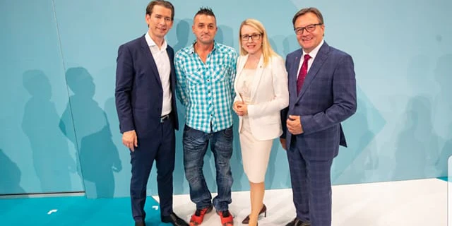 Vor einem Jahr traf Bergbauer Franz Pair (2.v.l.) Bundeskanzler Sebastian Kurz (li.) in Kufstein (T). Ebenfalls dabei: Ministerin Margarete Schramböck und Tirols Landeshauptmann Günther Platter (v.l.).