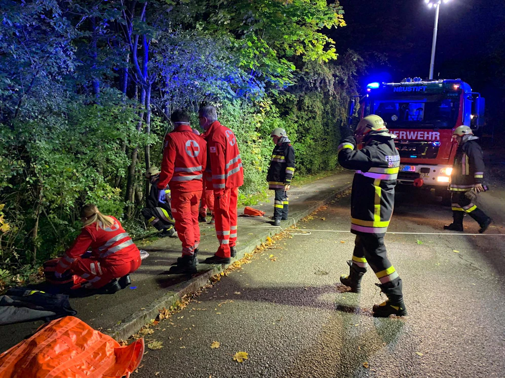 Ein Mann stürzte in den frühen Morgenstunden eine Böschung hinab.