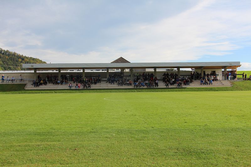 Beim Bezirksligisten Union Julbach werden die Fans fotografiert.