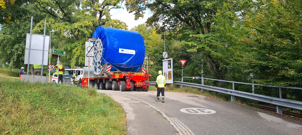 Für den Bau der Westring-Hängebrücke wurden am Donnerstag die ersten Stahlträgerseile angeliefert.