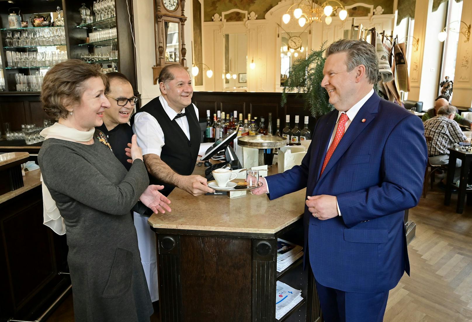 Auch dem Café Ritter in Ottakring greift Bürgermeister Michael Ludwig (SPÖ) unter die Arme.