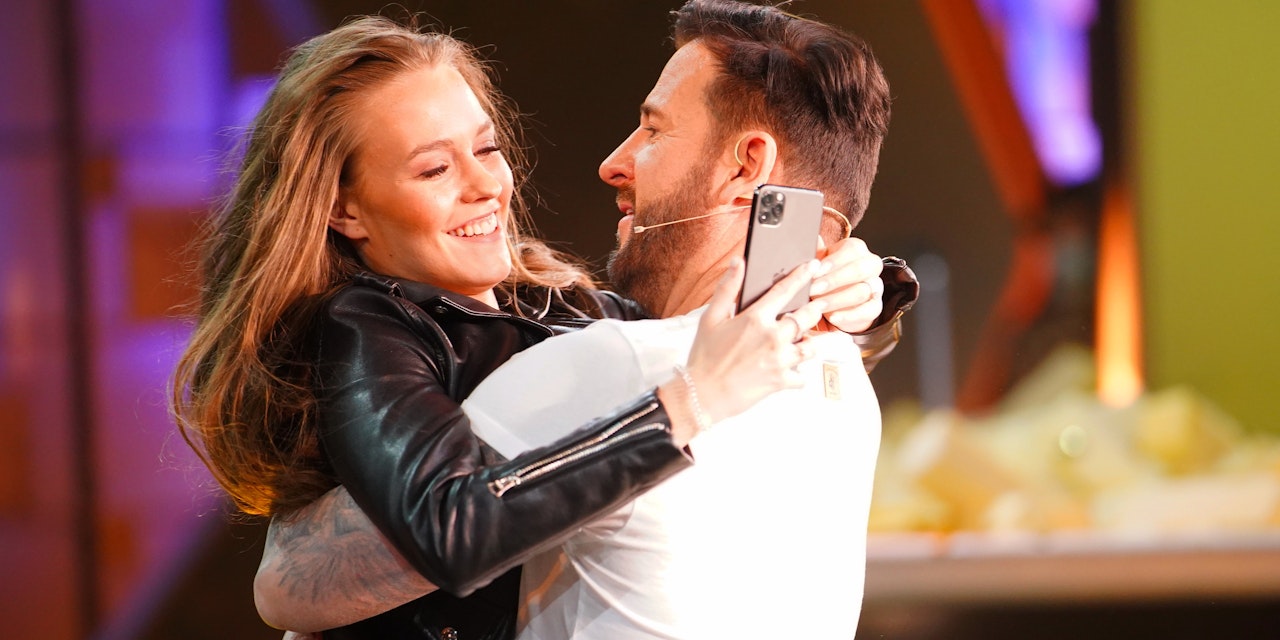 Wendler S Laura Finds A New Iphone In The Advent Calendar People De24 News English