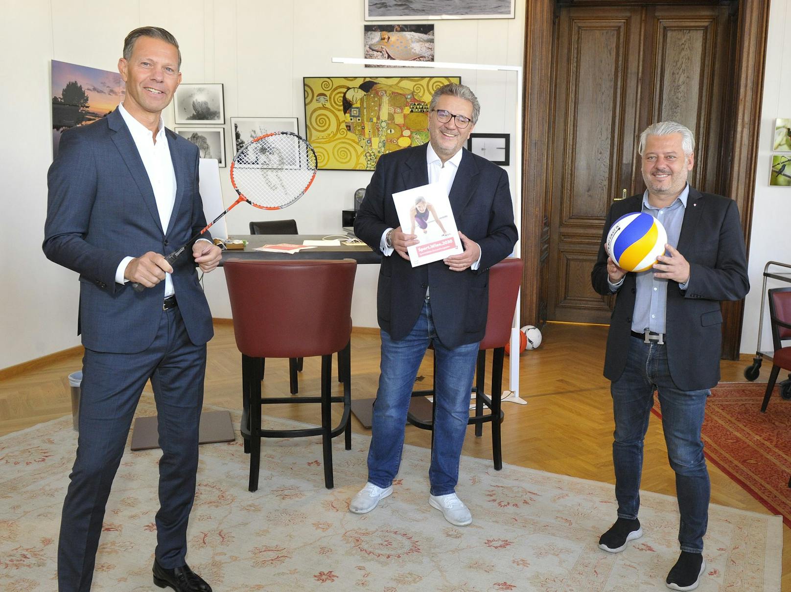 v.li.: der Leiter der MA 51 – Sport Wien, Anatol Richter, Sportstadtrat Peter Hacker (SPÖ) und der Grüne Sportsprecher Hans Arsenovic